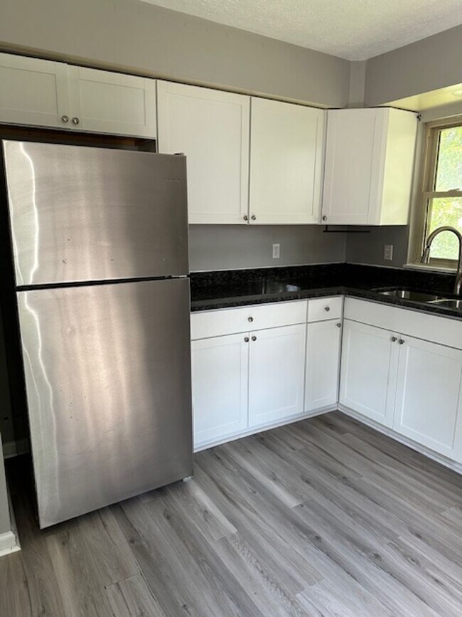 Foto del edificio - 1326 N Woodburn Ave