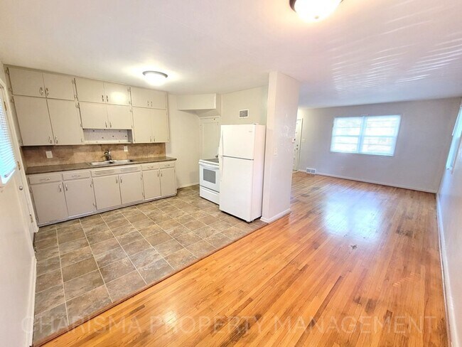 Foto del edificio - SPACIOUS TWO BEDROOM ONE BATH DUPLEX!! GRE...
