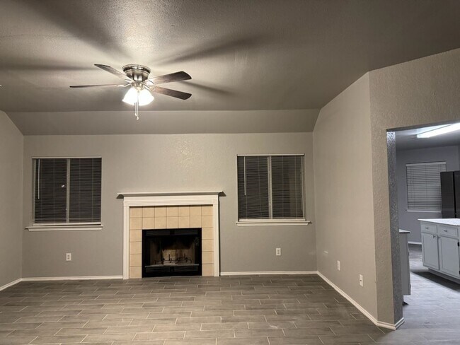 Foto del edificio - Remodeled 3 Bedroom Plus Bonus Room - Comi...