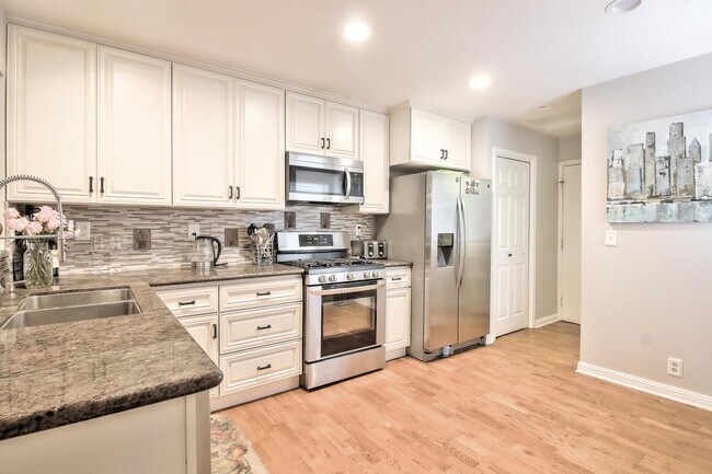 Building Photo - 17125 Creekside Cir