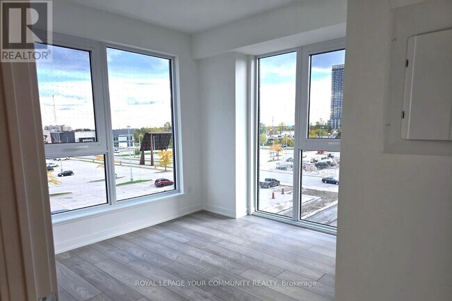 Photo du bâtiment - 1007 The Queensway