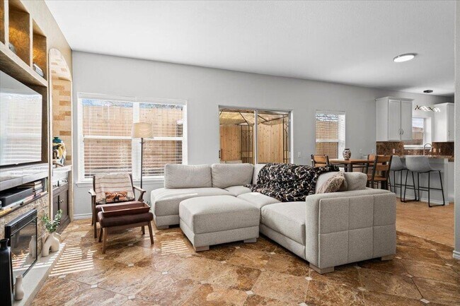 Foto del edificio - 7312 E Ben White Blvd