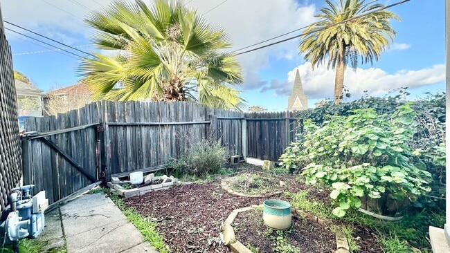Building Photo - Sweet ground floor 1 Bedroom with a Sunny Wrap Around Deck and In-Unit Washer & Dryer