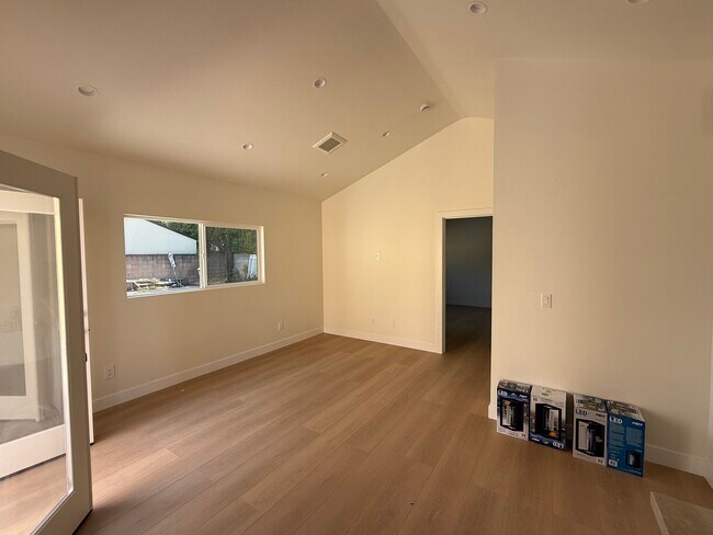 Building Photo - 4931 Placidia Ave