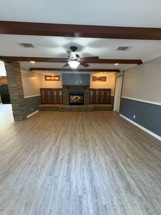 Building Photo - Newton/Wicksburg!!!