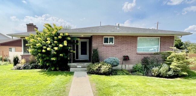 Building Photo - 946 E Gregson Ave