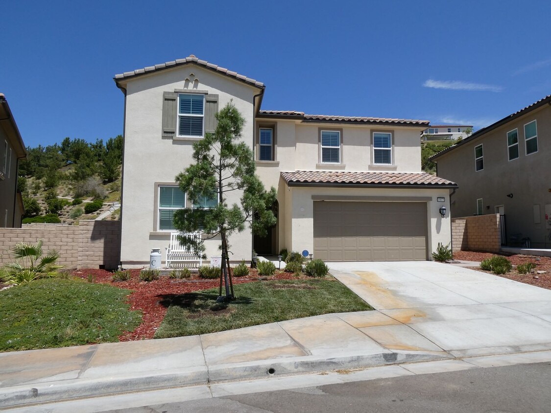 Primary Photo - 5 Bedroom Home for Rent in Santa Clarita!