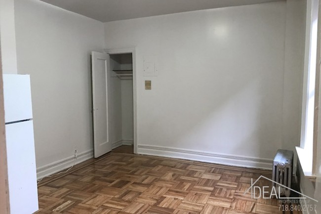 Building Photo - Lovely Studio in Sunset Park!