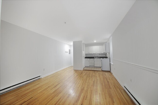 Building Photo - 533 Monroe St