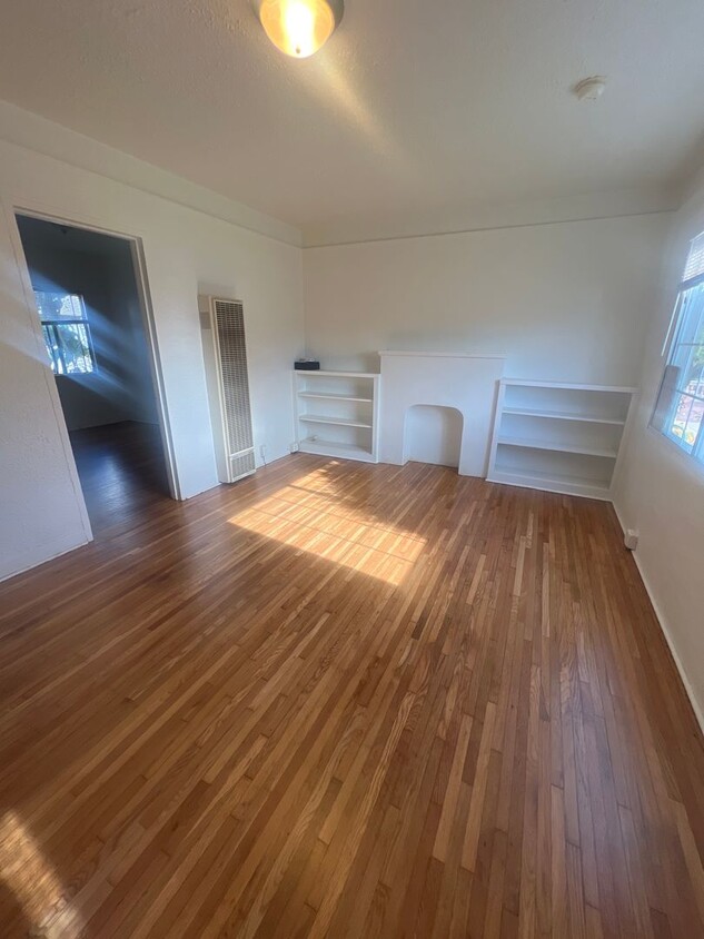 Building Photo - Ventura - Single story one bedroom, one ba...