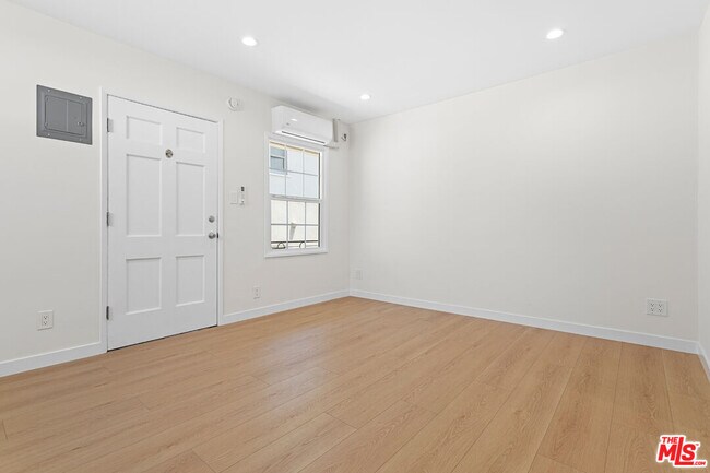 Foto del edificio - 345 N Sycamore Ave