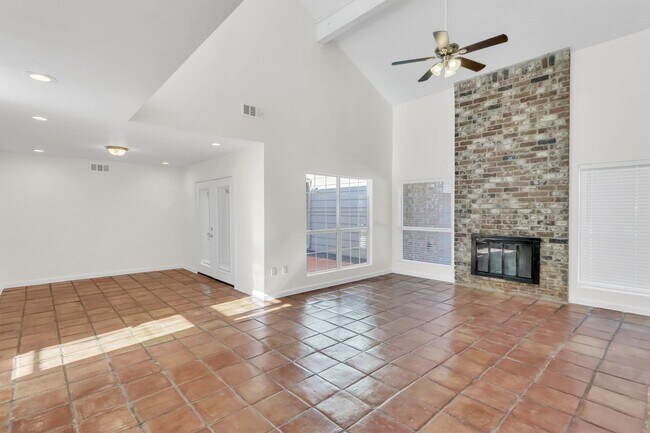 Foto del edificio - 13911 Piping Rock Ln