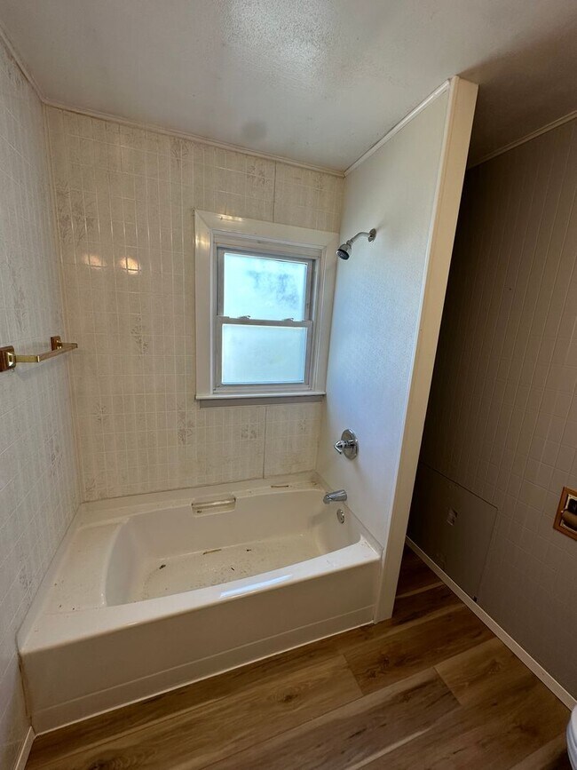 Building Photo - Updated 2 bedroom home!