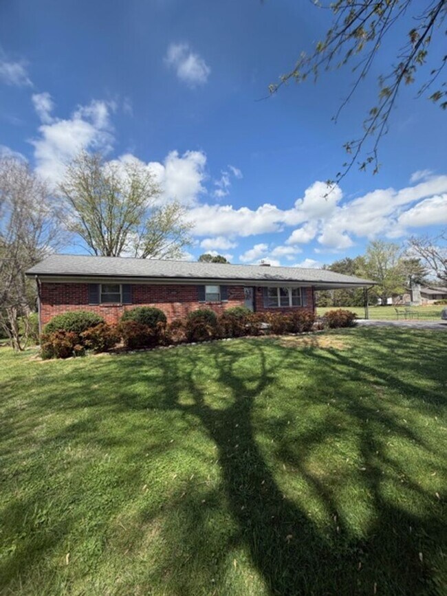 Foto del edificio - Maryville 37801 - Newly Remodeled 2 bedroom 2 full bath rancher with carport - Contact Debra John...