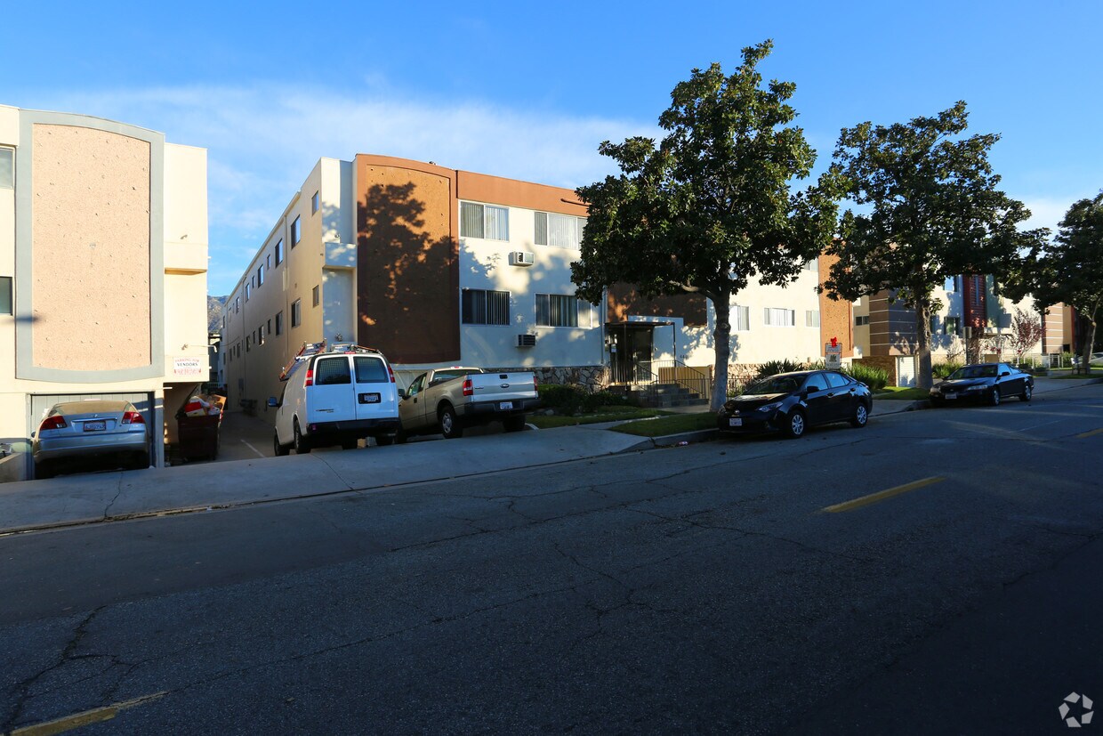 Primary Photo - 445 W Dryden St