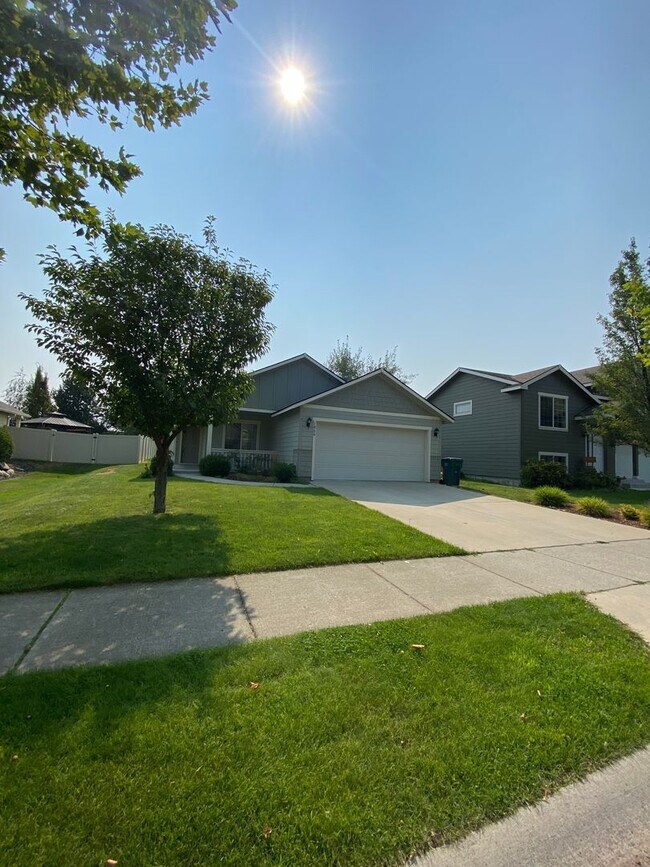 Foto del edificio - SINGLE FAMILY HOME IN MONTROSE SUBDIVISION...