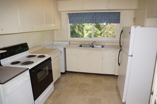 Building Photo - 13888 Meadow Dr