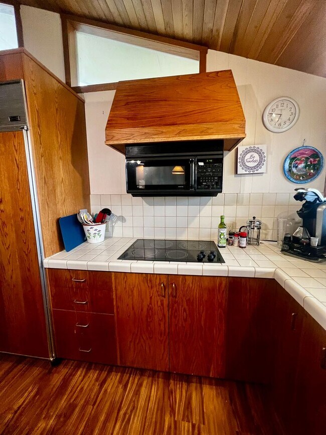 Foto del edificio - 4079 Saltspring Dr
