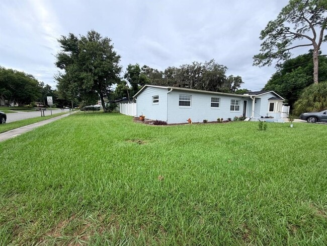 Building Photo - 2510 Sandalwood Dr