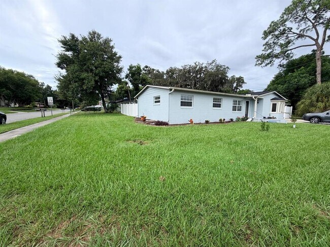 Foto del edificio - 2510 Sandalwood Dr