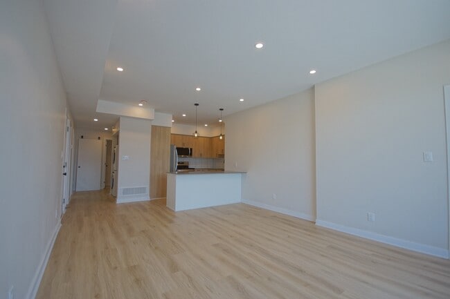 Building Photo - 1353 Gosset St