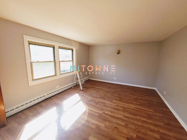 Building Photo - 2100 W Farragut Ave