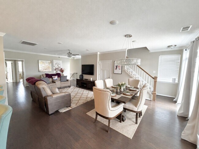 Building Photo - Marketing title- 4 bedroom/ 3 bathrooms- The Promenade at John Tyler
