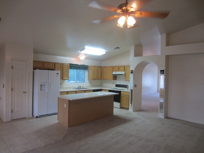 Foto del edificio - Attractive & Spacious 3 Bedroom with Den o...