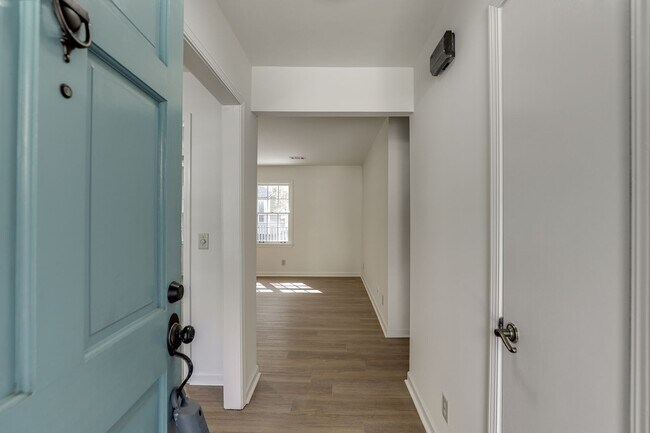 Building Photo - 1373 W Prospect Dr NE