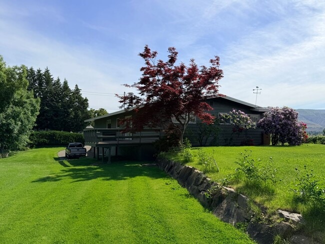 Building Photo - Country like setting! Spacious 3+ bed/ 1.5 bath house with garage, large yard, private deck and a...