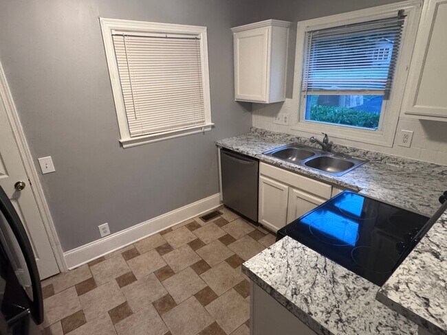 Foto del edificio - Charming Home, open  floor plan close to C...