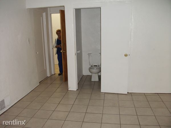 Foto del edificio - 2411 E Gage Ave