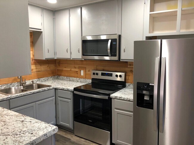 Building Photo - 4 Bed, 2 Bath House - Newly Renovated!!
