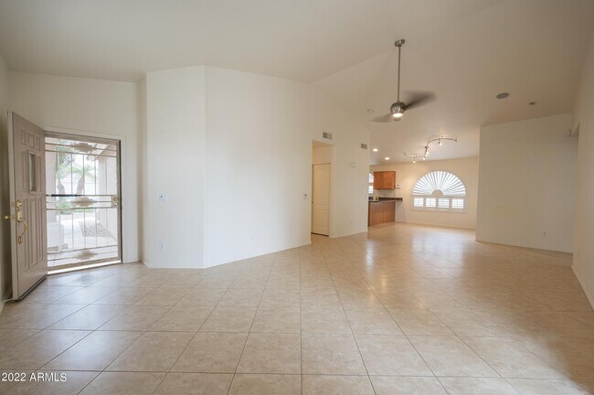 Building Photo - 684 E Devon Dr