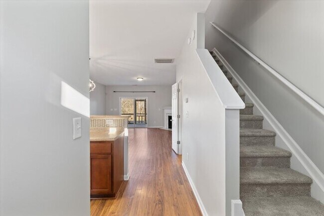 Foto del edificio - Raleigh Townhome For Rent in Hedingham Com...