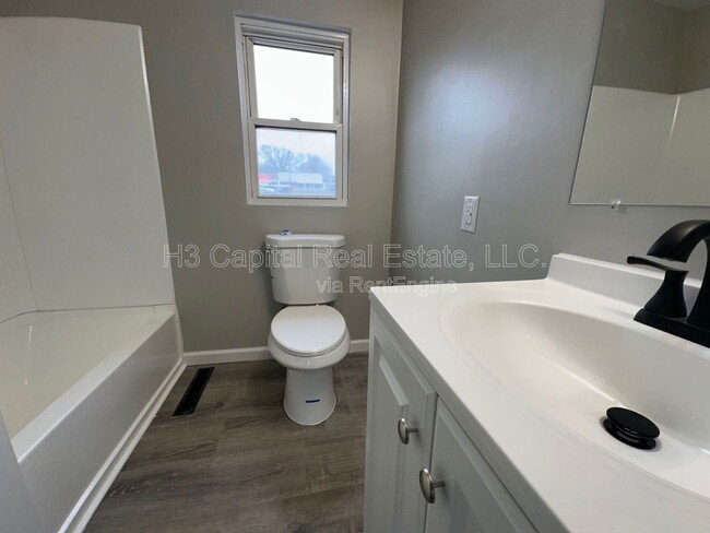 Building Photo - 18 W Garfield St