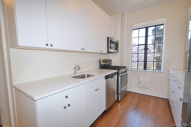 Building Photo - 155 Garth Rd