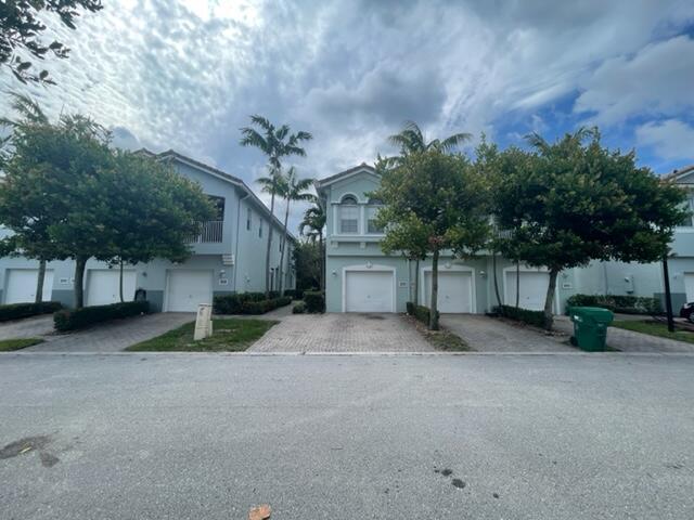Foto del edificio - 3215 Laurel Ridge Cir
