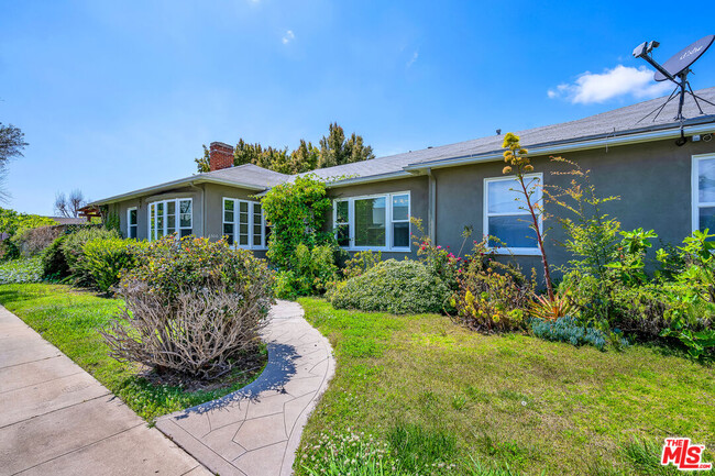 Building Photo - 6500 San Vicente Blvd