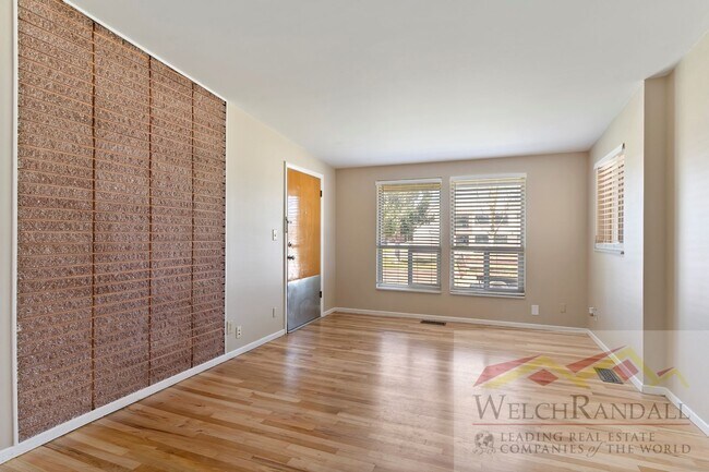 Foto del edificio - 2 Bed 1 Bath Roy Triplex