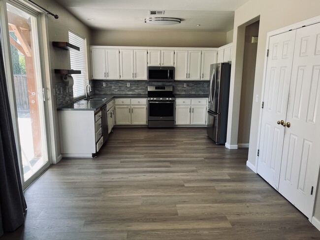 Building Photo - 6953 Bear Creek Dr