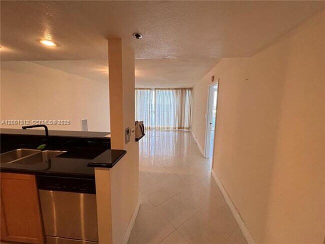 Foto del edificio - 7601 E Treasure Dr