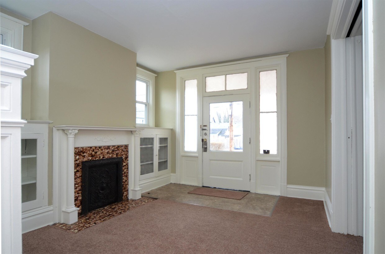 Primary Photo - 547 Turnpike St