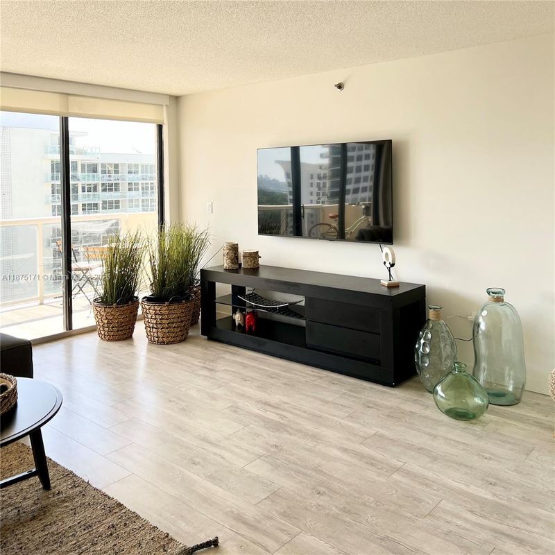Foto del edificio - 5757 Collins Ave