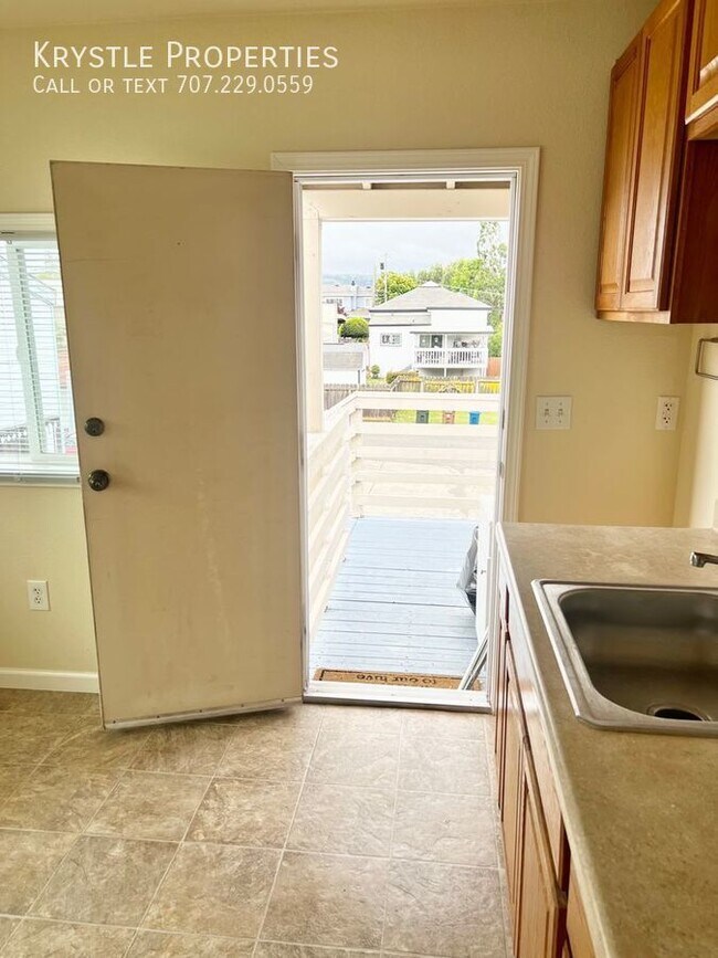 Building Photo - Nice Benicia upper, level apartment