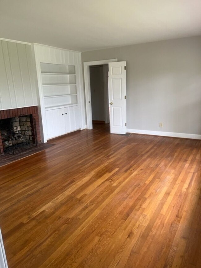 Foto del edificio - AVAILABLE NOW! Open house 10/20/2025 from ...