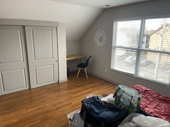 Foto del edificio - 94-96-96 McMillen Ave