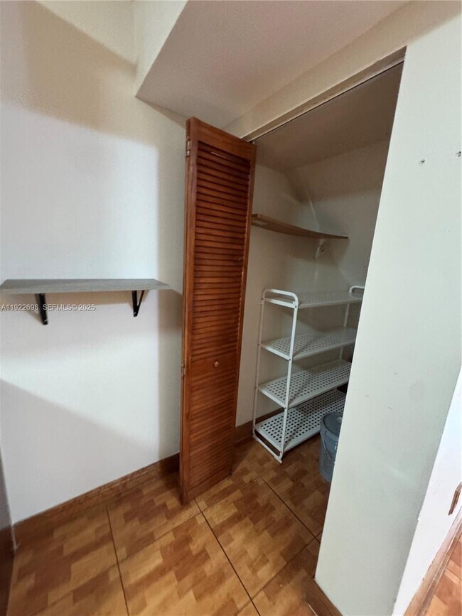 Foto del edificio - 8013 Lake Dr