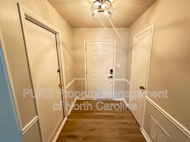 Foto del edificio - 9317 Knotty Pine Cir