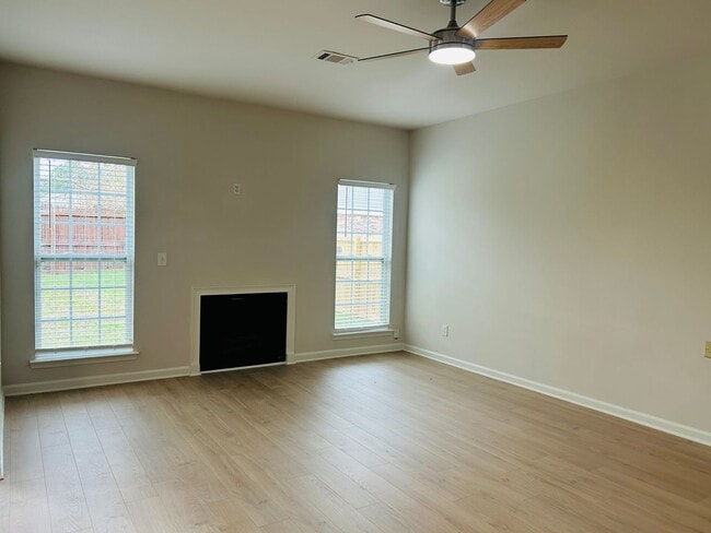 Building Photo - Great location, newly renovated, 2 car garage, fenced yard, must see!